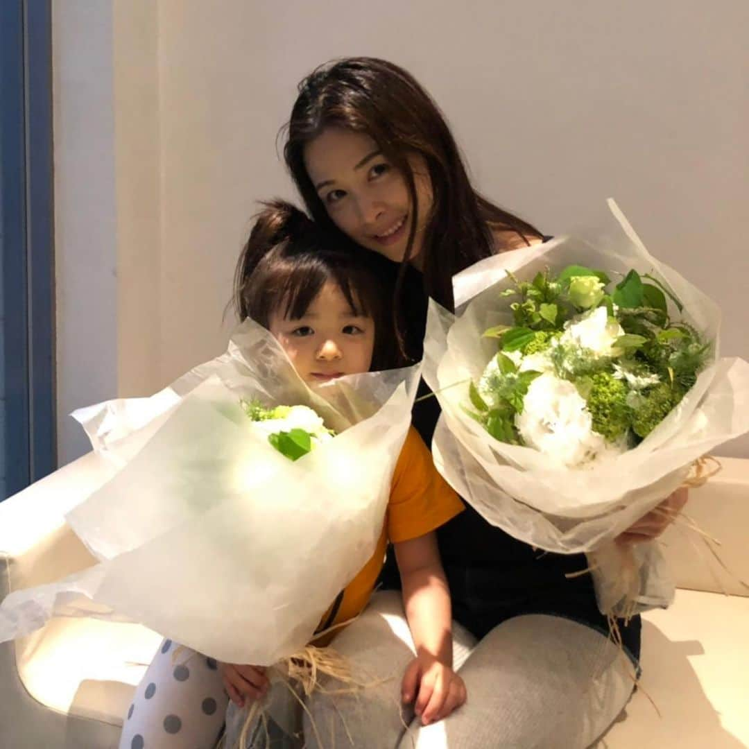 中岡由佳さんのインスタグラム写真 - (中岡由佳Instagram)「Happy Mother's Day🍀 4歳の娘と2歳の息子それぞれから花束をもらってビックリ。ありがとう♡♡育児はとても幸せで、時に大変で、母になってからの私の人生は時間を如何に使うか考えながら動き回り刺激に満ち溢れている。一緒に笑ったり、怒ると怖いママになってしまうけれど、大人に成長するまで見守るからね。ママも支えてね。笑  #happymothersday #japanese #lovely #kusakanmuri」5月12日 21時35分 - yuka_nakaoka