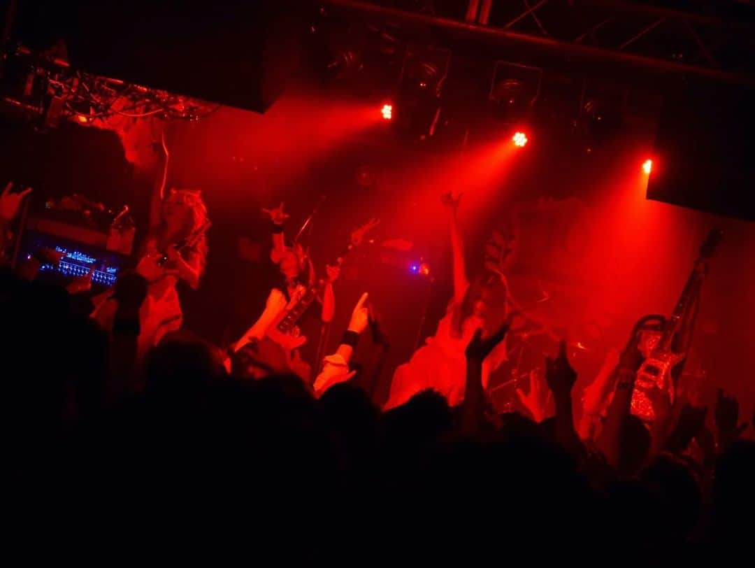 Marinaさんのインスタグラム写真 - (MarinaInstagram)「【2019.05.12 豊橋Club Knot 】 . Aldious Tour 2019 “Evoke” 8公演目 豊橋Club Knot！！ Thank you SOLD OUT！！ めっっちゃくちゃ楽しかった！！！ ありがとう！！豊橋ー！！！！ . 今日は久しぶりにメンバーも煽りました。ひひ . #Aldious #アルディアス #music」5月12日 21時37分 - aldiousmarina