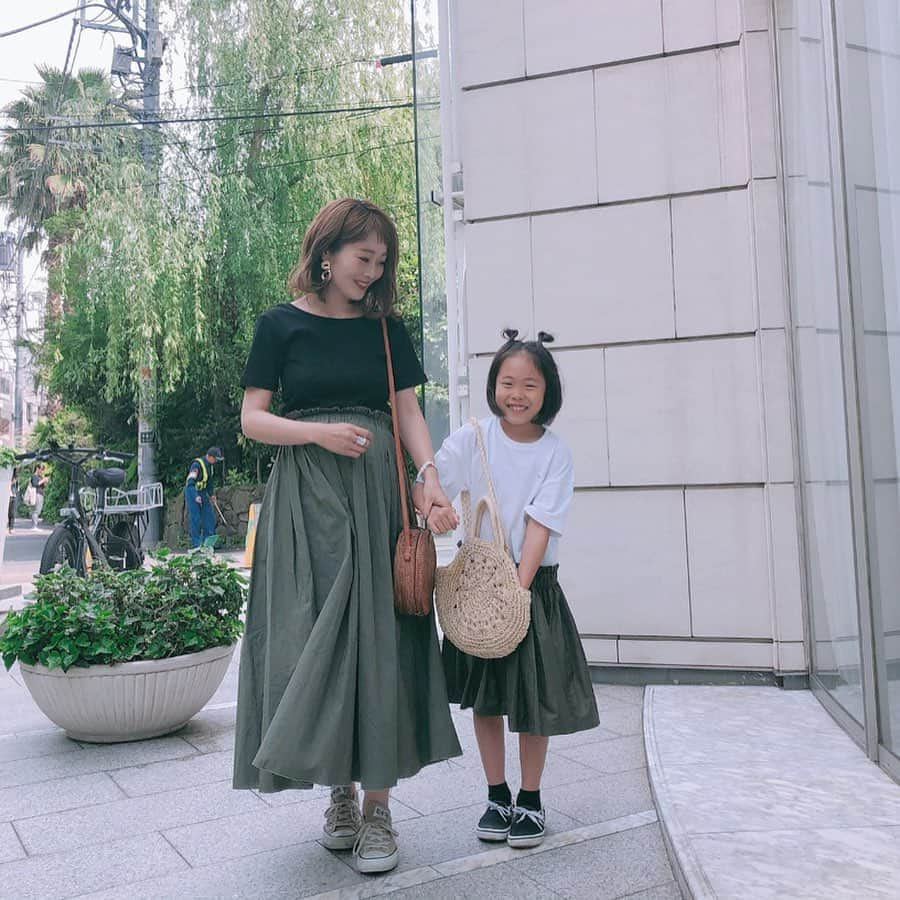 Kikuno Sayumiさんのインスタグラム写真 - (Kikuno SayumiInstagram)「〻mother's day〻 ・ ・ ・ 今日は家族でお出かけ𓍯 ・ #母の日 ということで、私が行きたい所へ付き合ってもらったよ💐 ・ イベント行って、食べたかったパスタ食べてオシャレな雑貨みて、楽しかった☺︎♡♡ ・ ・ コーデは、 @pichi__official の撮影でお気に入りだった#ドッキングワンピ を着たよ☺️ ・ お腹が大きいこの時期、出来ないのがボトムスインスタイル。 ・ これはトップスとくっ付いてるから楽に着られるし、ポケットも付いてるし、裾の切りっぱなしがめちゃくちゃ可愛い♡ ・ しかも今新作ＳＡＬＥ中でお得にゲットできるよ！オススメ☺︎ ・ ・ 娘もドッキングワンピ。これ楽ちんで本人もお気に入り✧* @fith_official のものだよ。 ・ ・ ・  #カジュアル#春コーデ#패션스타그램#옷스타그램#오오티디#親子リンクコーデ #fashion#ママ#ママコーデ#プチプラコーデ#大人カジュアル#シンプルコーデ#大人可愛い#ジユジョ#マタニティコーデ #ぷんにー#ママリ#ママリファッション#妊娠7ヶ月 #家族写真 #お出掛け #UNIQLO#ユニジョ#リンクコーデ#表参道ランチ #cafemadu#ツノヘアー#あおちゃんコーデ」5月12日 21時47分 - sayumikikuno