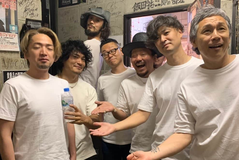 シーサーさんのインスタグラム写真 - (シーサーInstagram)「・ KEMURI TOUR"ANCHOR" 踊り狂いのみんな様。 ありがとう様でした◎ パイセンの背中はおっきく暖かい。 またパーティーしようぜぃ！ ピス！  #KEMURI #doberman_ska #神戸varit #旅は続くよ #パーティーしようぜぃ #白T #爽やか狙い #そうでもない #」5月12日 21時41分 - __seasir__