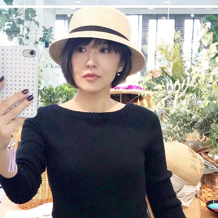 藤森香衣さんのインスタグラム写真 - (藤森香衣Instagram)「帽子が届いた👒  @chapeaud_o  展示会場じゃない所に間違って行き、 何十個の中から試着した後、 「ここじゃない…」と気付いて、 もう一回、選び直した🤣  なので、厳選による厳選した帽子。 早く かぶりたい。  #hat #cap #chapeaudo #帽子 #春夏 #展示会 #ストローハット #キャスケット #麦わら帽子 #帽子好き #紫外線対策 #日焼け対策」5月12日 21時42分 - kaefujimori