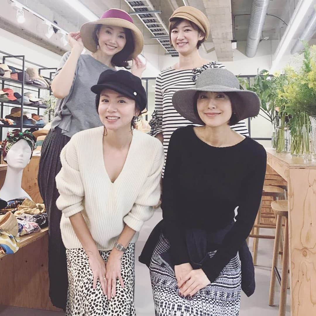 藤森香衣さんのインスタグラム写真 - (藤森香衣Instagram)「帽子が届いた👒  @chapeaud_o  展示会場じゃない所に間違って行き、 何十個の中から試着した後、 「ここじゃない…」と気付いて、 もう一回、選び直した🤣  なので、厳選による厳選した帽子。 早く かぶりたい。  #hat #cap #chapeaudo #帽子 #春夏 #展示会 #ストローハット #キャスケット #麦わら帽子 #帽子好き #紫外線対策 #日焼け対策」5月12日 21時42分 - kaefujimori