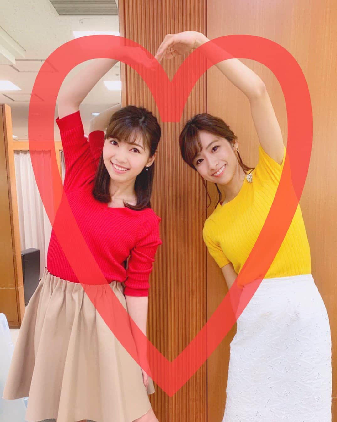 のインスタグラム：「日曜日もあと少し…🙂﻿﻿ 皆さんいかがお過ごしですか？💕﻿﻿ ﻿﻿ 水曜のオンエア後に﻿﻿ 真子ちゃんとハートをつくってみました❤️﻿﻿ ﻿﻿ やっている時は、﻿﻿ いい感じ！ハートになってる！！﻿﻿ と思っていたのですが、見返すと…🤭笑﻿﻿ ﻿﻿ 一週間おつかれさまでした☺️﻿﻿ また一週間頑張りましょう💪！﻿ ﻿ ﻿ #母の日 私は母の大好きなチョコレートを贈りました🍫﻿ いつもありがとう☺️﻿ ﻿﻿ #tbs #はやドキ #アナウンサー﻿﻿ #田村真子 アナ﻿﻿ #衣装 #セントフォース #川又智菜美﻿﻿﻿ #ハートマーク #ハートポーズ #オフショット #日曜日」