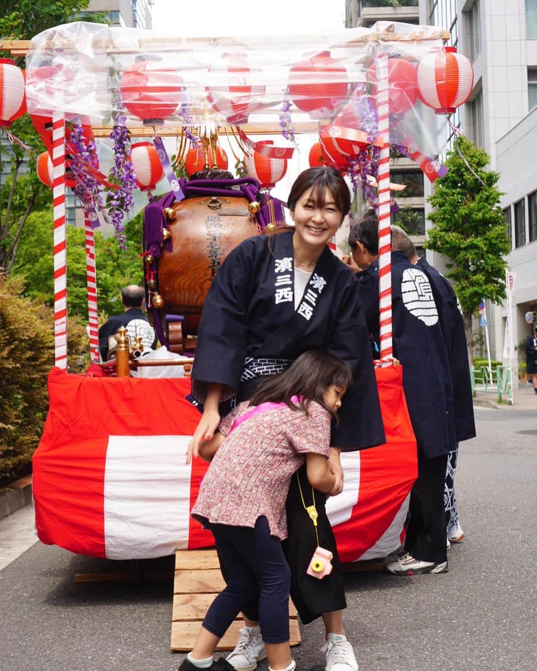 岩上陽子のインスタグラム：「来年はわっしょいできるかな。 日本三大祭り🗾* * #神田祭 #神田祭2019 * * * #japanculture#maturi#mamalife#stansmith#日本橋#日本橋浜町#お祭り#神田祭り#ママライフ#5歳#5歳児#山車#はっぴ#半纏#はんてん#ママコーデ#ママファッション#ママコーディネート#子連れ#コヅレ#コズレ#子育てママ#アラサー#アラサーママ#アラフォー#アラフォーママ#スタンスミス」