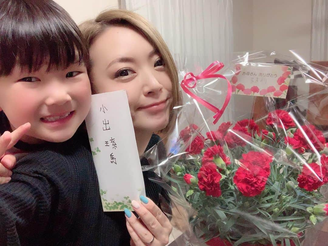 みかんさんのインスタグラム写真 - (みかんInstagram)「仕事から帰ってきたら……… 💕💕💐💐💐💕💕 なぐぅぅぅ〜〜〜😭😭😭 毎年、お花とお手紙くれるけど、今回のヤバイ💕 絵も上手になっとるやんかぁ👍 お母さんにしてくれてありがとう😊💕 ルマって漢字、間違ってるのが可愛いけど、今度一緒に書道して覚えよなぁ✍️ スパルタ書道しちゃるぞ〜😏😏😏 #息子から #母の日 #言葉も絵も嬉しい #感動 #たまらんよね #大好きだよ #言葉通り #頑張って赤ちゃん産むね #ルマの本当漢字 #琉馬(るま) #妊娠5ヶ月 #マタニティ #妊娠5ヶ月マタニティ書きたい人w」5月12日 21時44分 - mikan02241984