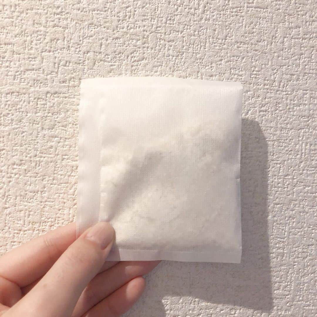 加藤美祐さんのインスタグラム写真 - (加藤美祐Instagram)「別府温泉湯の花♨️ 硫黄の香りは、弱ぐらいします！ うっすら乳白色でなめらかな湯ざわり🍼  あと、国の重要無形民俗文化財に指定された作り方の薬用効果の高い入浴剤なんですって👏🏻☺️✨ 湯の花はそれぞれ作り方が違うのか、、、！！ 調べてみよ🤔  温泉の入浴剤は湯冷めしないから 好きだけど、暑くなってきたので ミントのスースーな感じの入浴剤が恋しい季節になってきました♡  柑橘系の香りだったり、お風呂から出た後の爽快感だったりでリフレッシュができる入浴にしたいです💪🥺✨ ちなみにミントの濃縮オイルを去年購入したのですが、これを1.2滴湯船に垂らすだけでスーパースースースースースーになります！ コスパめちゃくちゃいいし、天然成分ですし、爽快ですし、すっごくおススメ🤤❤️ よくばって湯船にオイルをいっぱい垂らすと痛い目にあうので欲張らずほんのすこしだけ使ってみてね🐥✨(経験者は語る)  #重要無形民俗文化財 #入浴剤 #湯の花 #別府温泉 #大分県 #別府 #ご当地湯の花 #お土産 #ミント #夏がくる #入浴アドバイザー  #お風呂 #お風呂大好き  #健康 #健康生活 #リラックス  #温泉 #温泉旅行  #デトックス #like4likes  #instagood #health #onsen  #trip  #japan  #travelgram  #mytravel #beppu」5月12日 21時44分 - muwkato