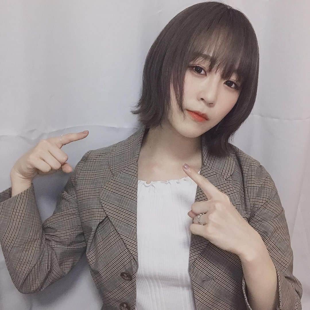 三田麻央のインスタグラム：「1年ぶりに脱ウルフ💇‍♀️ #シルバーグレー #レイヤーボブ」