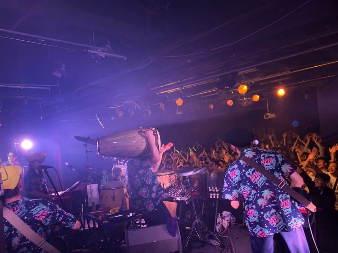 のインスタグラム：「帰って参りました、家！ YSIG初台湾ライブは狂乱の中無事に終了いたしました！ ほぼ20年来の友人夫婦にも会えたし、お客さん達もめちゃくちゃ楽しそうやったし、食事は全部美味かったし、完璧でした！！！！！ 今、めちゃくちゃ仕上がってるので、次回グリーンルーム、お楽しみに！！！！！ #YSIG ※最後のは帰ってきてから食べたソバです。」