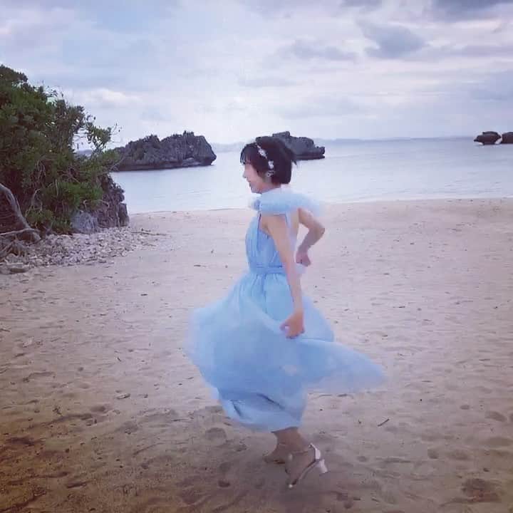 木村仁美のインスタグラム：「海辺であの子が踊ってる ？ . 🦋 . . #今日の青い #ちゃみムービー . . . . . .  #blue #ブルー #青が好き #沖縄 #Okinawa #party #ドレス #hairmake #海 #sea #黒髪ショート #ヘアアレンジ #ドレスピープル #dresspeople #結婚式 #wedding #海辺 #seaside #japanesegirl #ヘアメイク #セルフヘアアレンジ #dressup #名護 #ブライズメイドドレス #dancer #artist #modelife #ダンス動画」