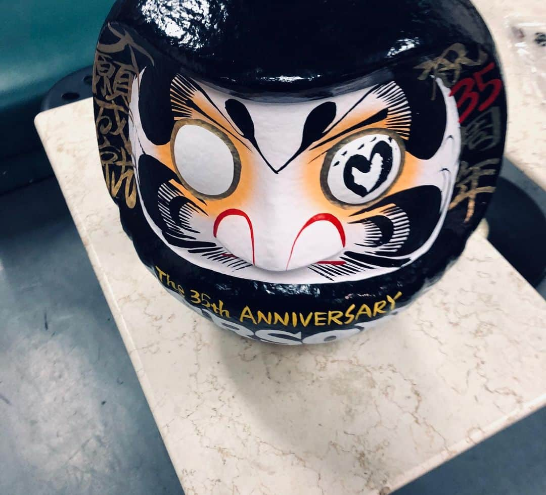 JILLさんのインスタグラム写真 - (JILLInstagram)「高崎❣️盛り上がりました‼️ そしてフリーズさんから、愛ある30周年記念の達磨さんを頂きました！  ありがとう😊高崎。群馬💕フリーズ本田さん👍  #personz  #jillpersonz #20190512 #ワンダフルメモリーズツアー #今日は0512高崎ライブ #loftゲスト情報 #詳細はオフィシャルサイトでどうぞ @jillpersonz」5月12日 21時56分 - jillpersonz