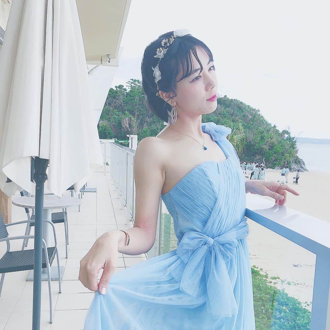 木村仁美のインスタグラム：「Okinawa 💍  My sister's wedding party 👗 . . 妹からのリクエストで 姉とお揃いでブルーのドレスを着ました。 ヘアアレンジもセルフで◎  海の風がとても気持ちよかった。  とても幸せな日を 家族みんなでお祝いできる幸せ。  ありがとう、そしておめでとう。  #今日の青い . . . . . . . #blue #ブルー #青が好き #沖縄 #Okinawa #party #ドレス #hairmake #海 #sea #黒髪ショート #ヘアアレンジ #ドレスピープル #dresspeople #結婚式 #wedding #海辺 #seaside #japanesegirl #ヘアメイク #セルフヘアアレンジ #dressup #名護 #ブライズメイドドレス #dancer #artist #modelife」