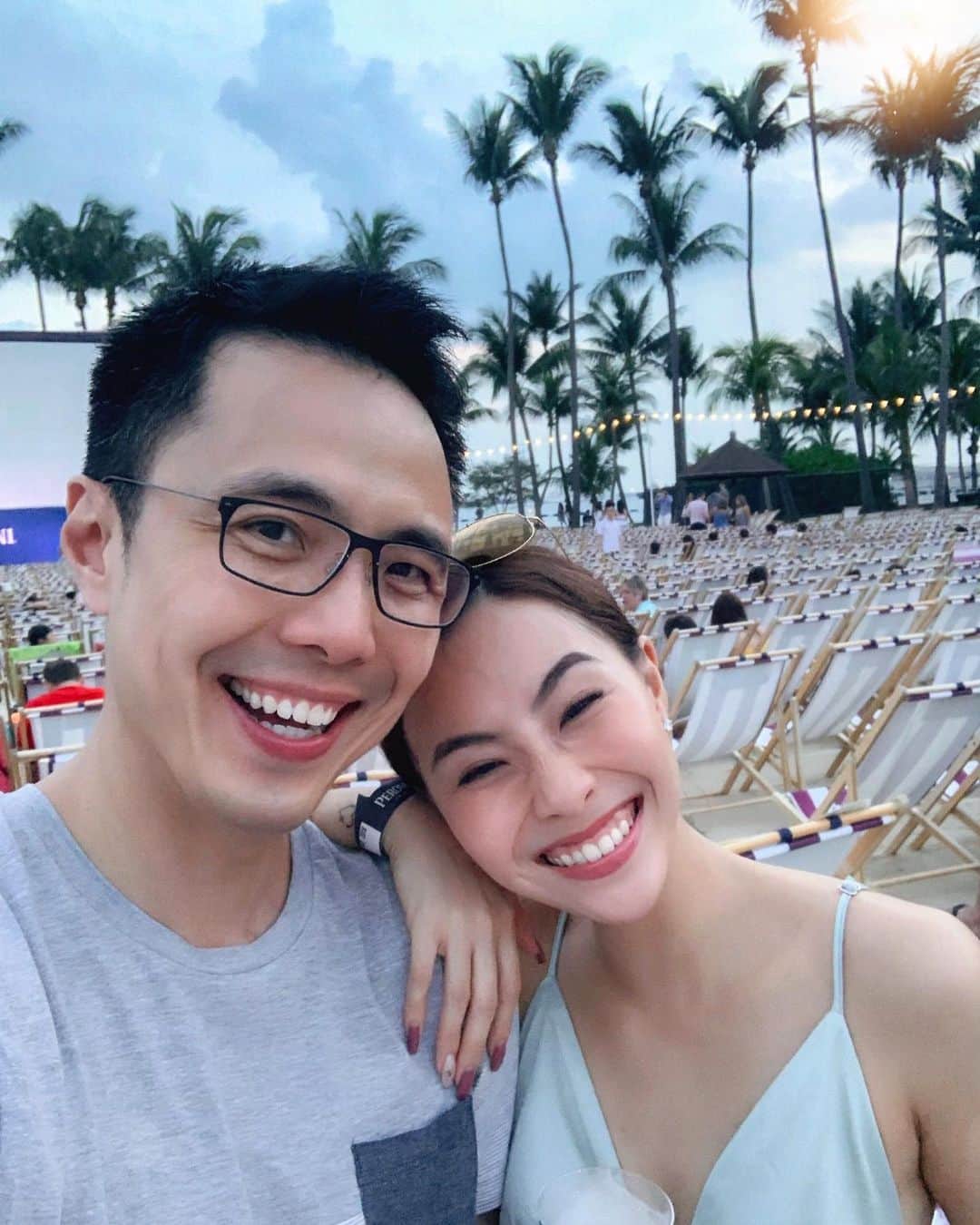 ソニアのインスタグラム：「This one makes me smile till my eyes disappear 🥰 Thank you for the past year of pure happiness.  @peronisunsetcinema @peronisg @havaianassingapore」