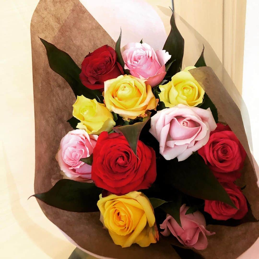 市原佑梨のインスタグラム：「今年も結婚記念で花束もらいました💐 ありがとう！いがちゃん😊」