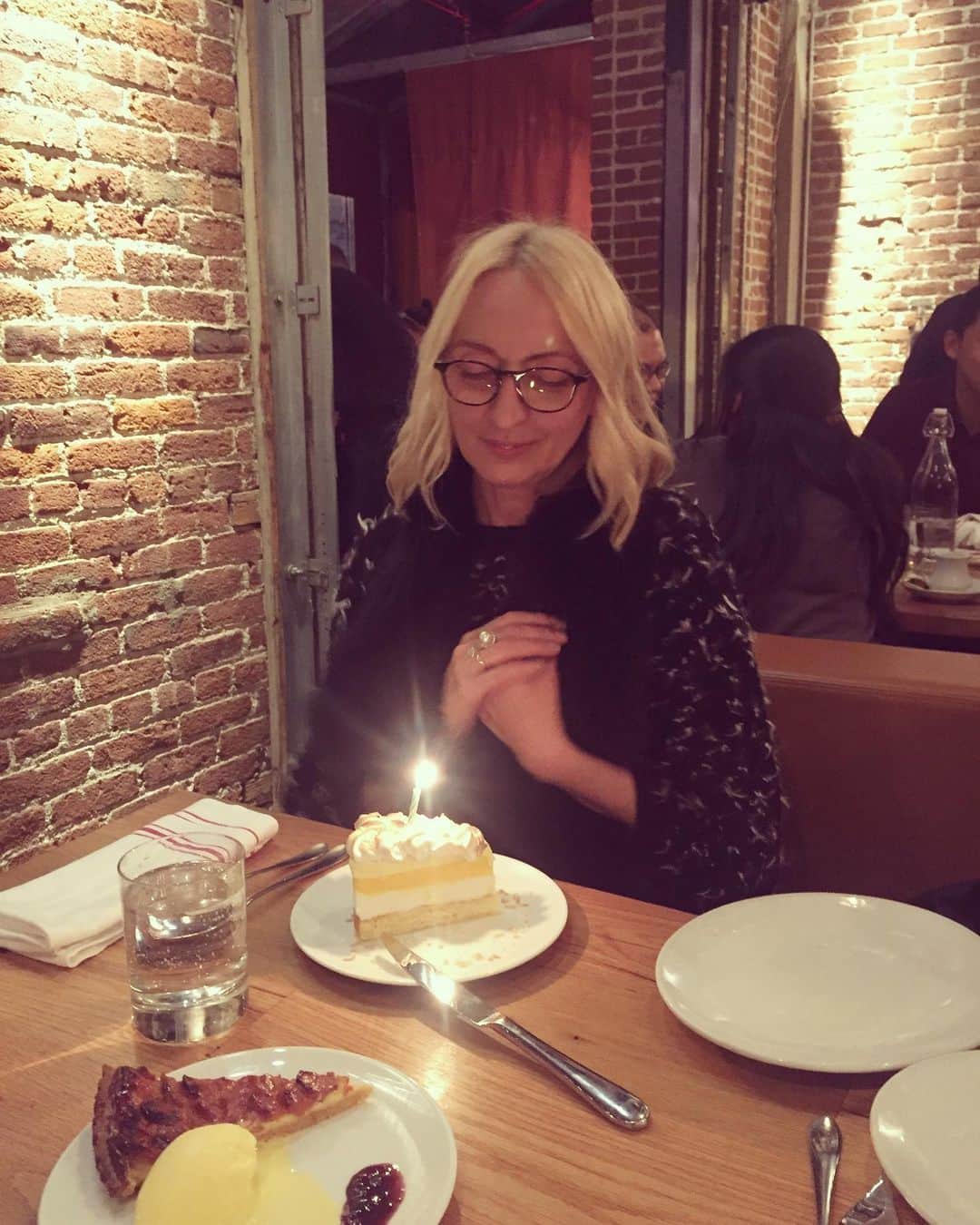 マリア・シャラポワのインスタグラム：「Happy Mother’s Day! ⁣🌻 Elegant, and eloquent, I couldn’t think of a better example in my life. ⁣ I love this picture because it reminds me of how similar our relationship is to cake and all things sweet 😋 ⁣🍰🧁🎂 #doitformom⁣」