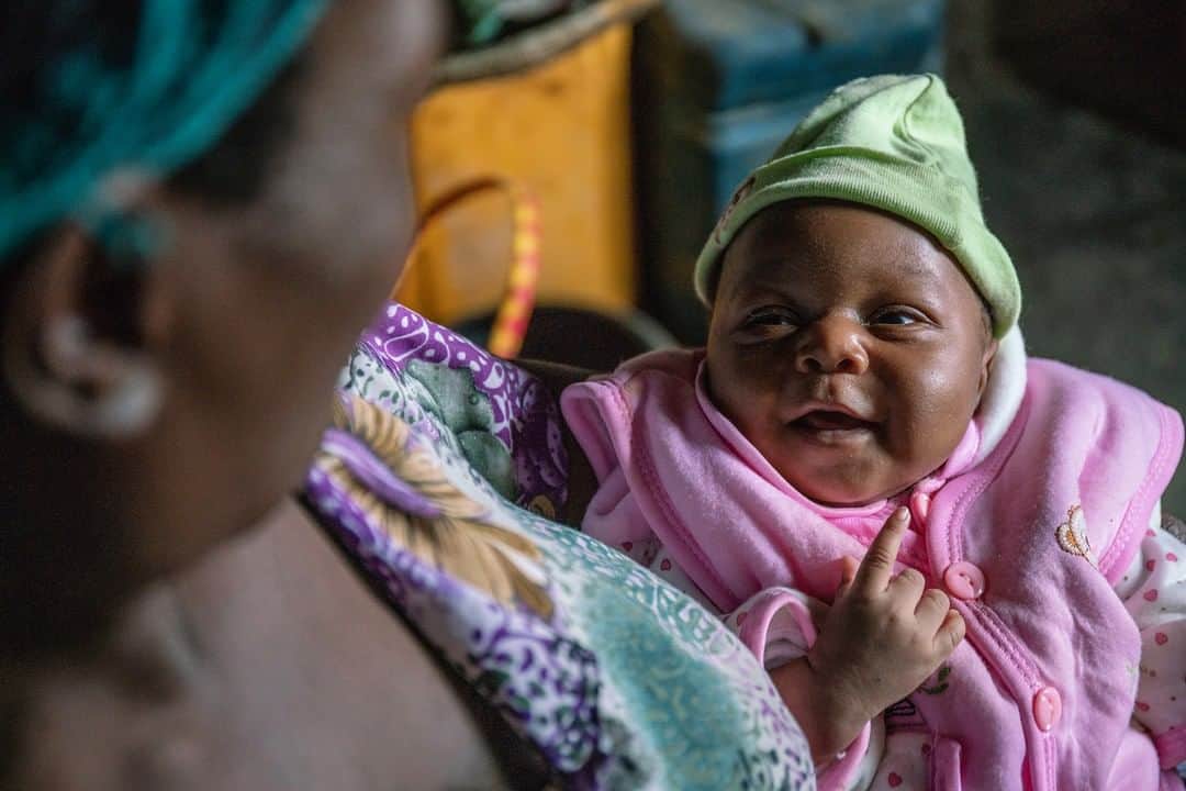 unicefさんのインスタグラム写真 - (unicefInstagram)「Hadija had a difficult birth in Tanzania but quality care made the difference between life and death. It's the reason she can look into her baby boy's eyes, full of hope. All mothers deserve the same chance.  #EveryChildALIVE #MothersDay」5月12日 21時55分 - unicef