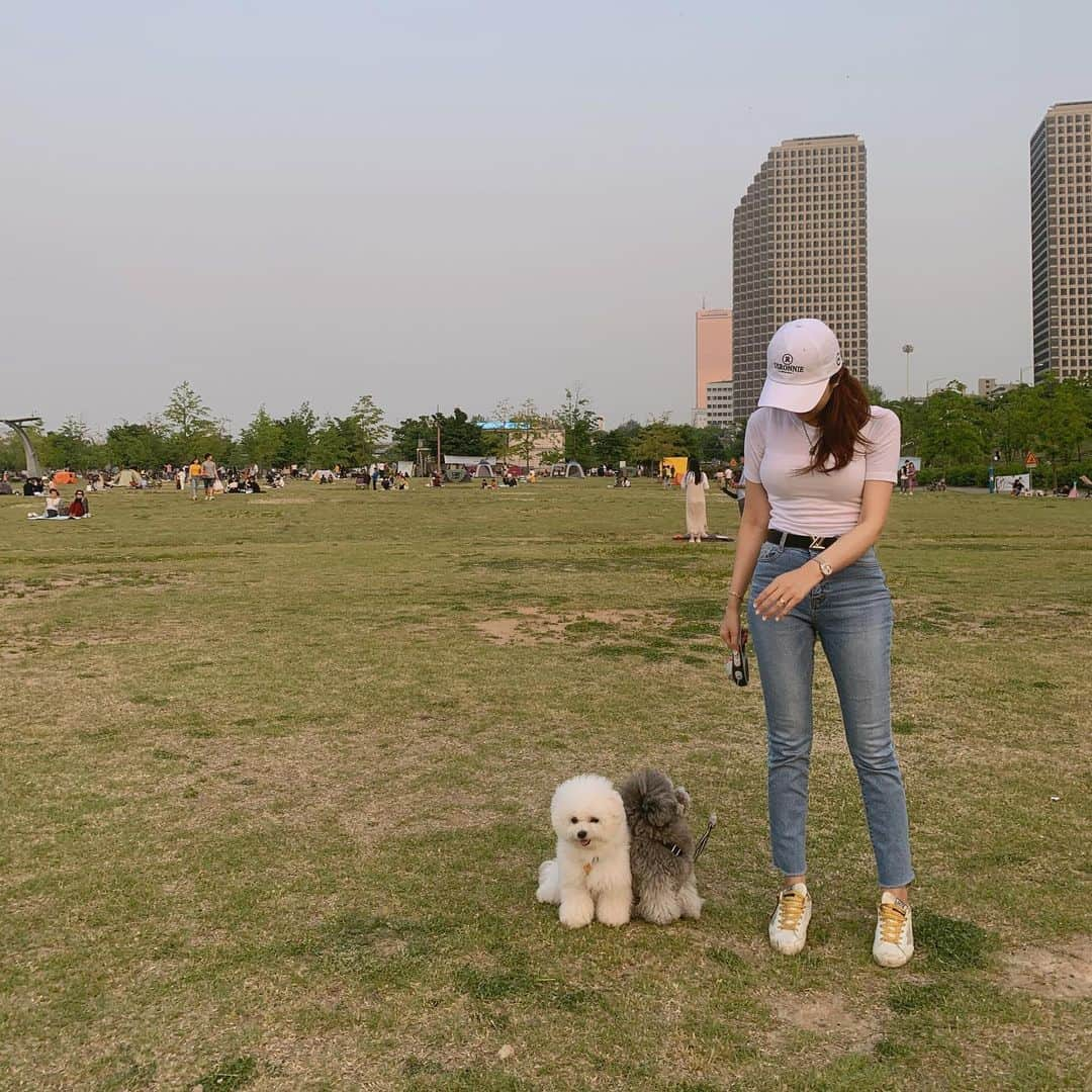 チョ・ミニョンさんのインスタグラム写真 - (チョ・ミニョンInstagram)「♥ #앙모찌와엄마랑 🐶🖤👩🏽 #여의도한강 데이트🤓 - 좋아하는 한강 #뽀글이 도 먹고 앙꼬는 엄마 몰래 흙 퍼먹고 😡 - 귀여운 나뭇잎 사이 달을 보며 #한강데이트 마무리 ☾」5月12日 21時59分 - xxjominxx