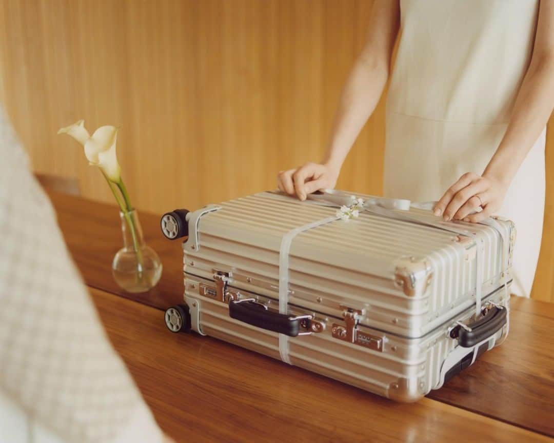 リモワさんのインスタグラム写真 - (リモワInstagram)「The best gifts last a lifetime. Discover our curated Mother‘s Day Gift Guide at rimowa.com.」5月12日 22時00分 - rimowa