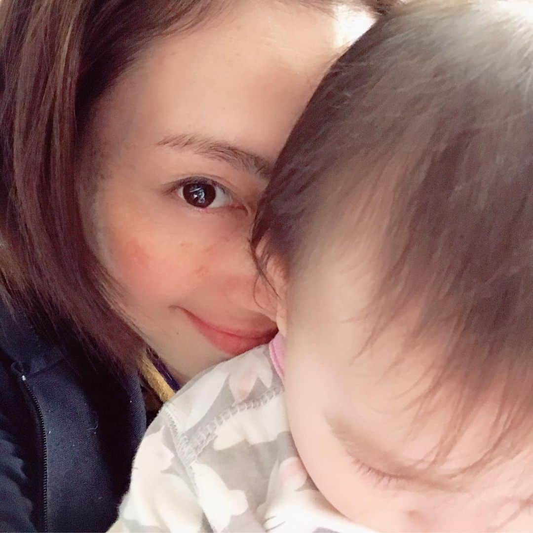 佐藤康恵さんのインスタグラム写真 - (佐藤康恵Instagram)「みなさん、おやすみ🌙なさい💋 これはね、娘の匂いを嗅いで幸せなママの顔（╹◡╹）にひひ🌼 #goodnight #sweetdreams #佐藤康恵 #二児の母 #mama #actress #model #yasuesato #ysjewel #jewelrydesigner #jewelry #happy #幸せ時間」5月12日 22時01分 - yasuesato.official