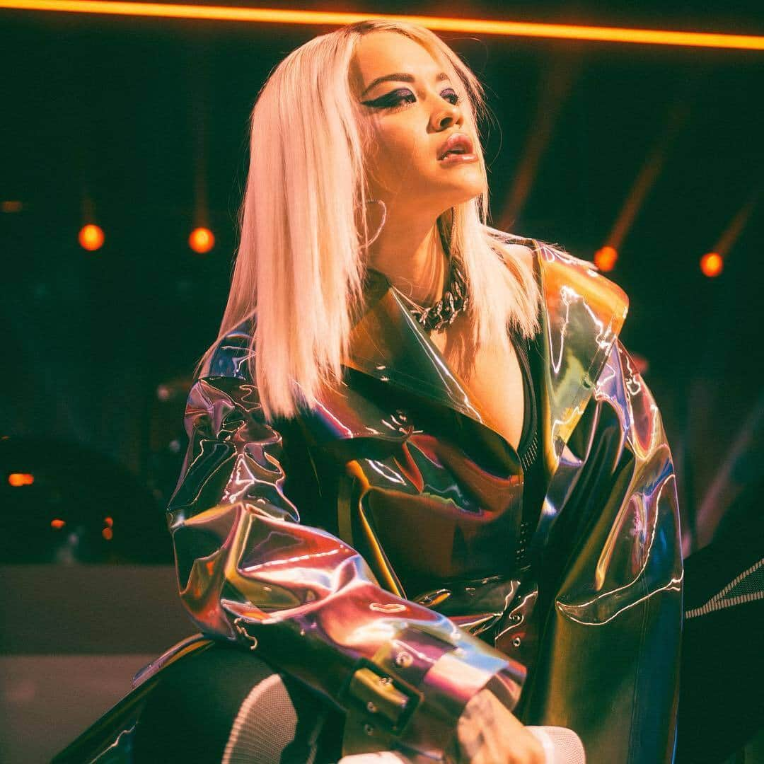 ビブロスさんのインスタグラム写真 - (ビブロスInstagram)「Iridescent reflections of #byblosCrystallized worn by @ritaora during her world tour.  #byblos #byblosFW19 #ManuelFacchini」5月12日 22時01分 - byblos_official