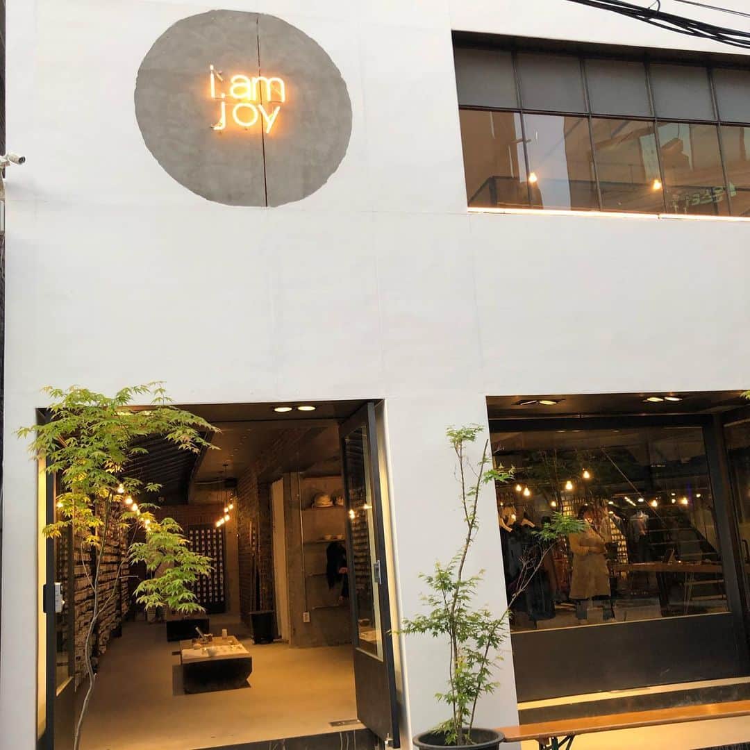 都築青空さんのインスタグラム写真 - (都築青空Instagram)「韓国に来たら#弘大 で必ずお買い物👜 新しくピアスのお店ができてた💗 3階まで全部壁一面ピアスなの！ 大ぶりのデザインでも1000円とかで、 いくつか買っちゃった🥰🌈 @iamjoy____ . . #韓国 #韓国旅行 #ホンデ #あおぞら旅日記 #instagenic #instagood #instalike #averstudio #korea #seoul #koreafashion #shopping #accessory #韓国購入品 #オルチャンファッション #韓国トレンド #ソウル #ソウル旅行 #ピアス  #韓国ファッション #韓国好きな人と繋がりたい #韓国女子旅 #韓国情報」5月12日 22時02分 - aozora723