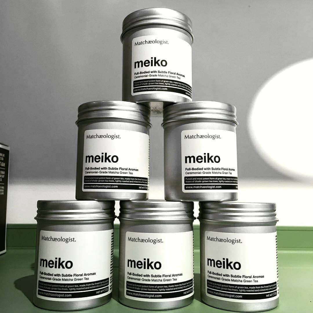 Matchæologist®さんのインスタグラム写真 - (Matchæologist®Instagram)「🍃 Our tins of #Matcha certainly make a statement. Bring the delicious flavour of our Meiko™ matcha into your own home to experience it for yourself! We promise you won’t be disappointed! 💚 (📷: @vermeersamya) . GIVEAWAY REMINDER! 💚✨ Have you entered our most recent competition?! ✨ Head to Friday’s post to find out how you can get your hands on an array of @Matchaeologist and @vegansofldn goodies! . Our Meiko™ grade matcha has an excellent balance between the vibrant green colour, refreshing ‘ooika’ fragrance 🍃, and rich matcha flavour 🌿and is perfect on its own (whisked with warm water), or in blended drinks of your choice (e.g. matcha lattes). . 👉Visit our website – follow our profile link @Matchaeologist . Matchæologist® #Matchaeologist Matchaeologist.com」5月12日 22時13分 - matchaeologist