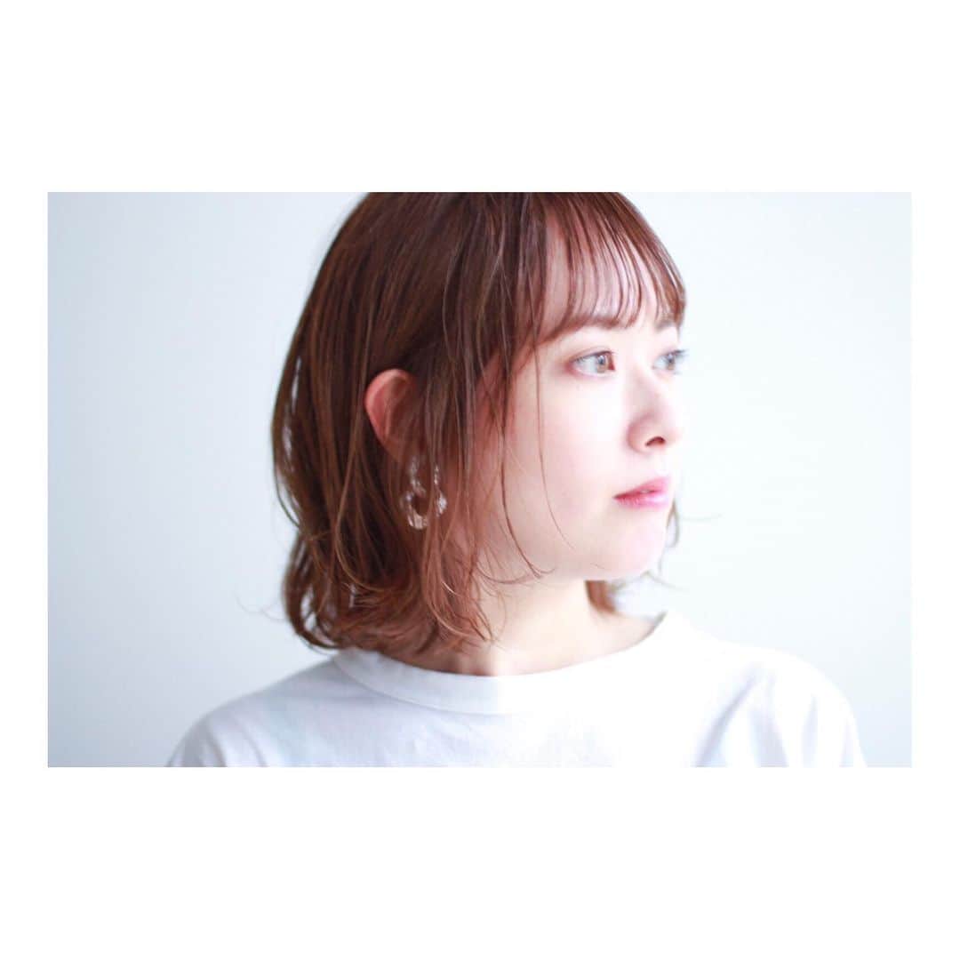 西島まどかさんのインスタグラム写真 - (西島まどかInstagram)「髪切ったあと写真撮ってくれました。大人しそうに見える気がする。ありがとう友よ。 ． 図らずもこの日は平成最後の日。平成ラストカットについて @baila_magazine 記事更新しています🖥 リンクはプロフィールから🔗 こつこつ書いてるので覗いてみて下さい。 ． #somewherehair @munegure  #BAILA#バイラ」5月12日 22時06分 - nishijima_madoka