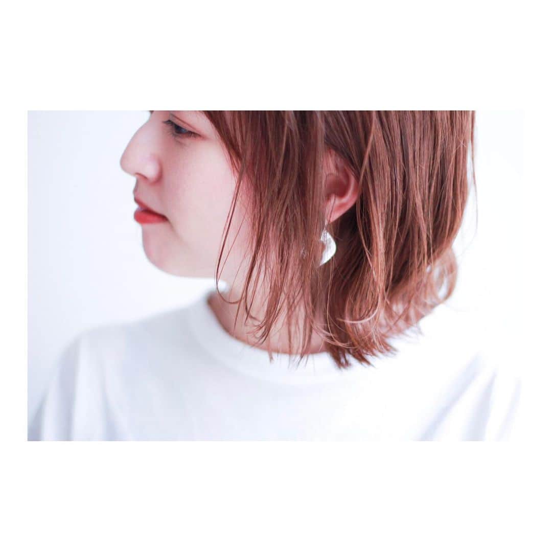 西島まどかさんのインスタグラム写真 - (西島まどかInstagram)「髪切ったあと写真撮ってくれました。大人しそうに見える気がする。ありがとう友よ。 ． 図らずもこの日は平成最後の日。平成ラストカットについて @baila_magazine 記事更新しています🖥 リンクはプロフィールから🔗 こつこつ書いてるので覗いてみて下さい。 ． #somewherehair @munegure  #BAILA#バイラ」5月12日 22時06分 - nishijima_madoka