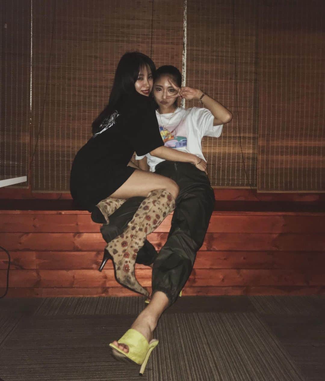 佐藤あずみのインスタグラム：「コアラあかね🐨💛 . @miyataakane すきー💓 . #friend #drink #cheers #すだれ #bar #simpsons #幽遊白書 #tshirt #hunterhunter #hunterxhunter」