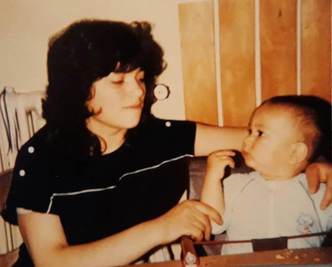 ギョクハン・インレルのインスタグラム：「Başta sevgili annem olmak üzere, tüm annelerin, anneler günü kutlu olsun. to my mom and to all mothers around the world, happy mothers day. 💐#AnnelerGünü #HappyMothersDay」