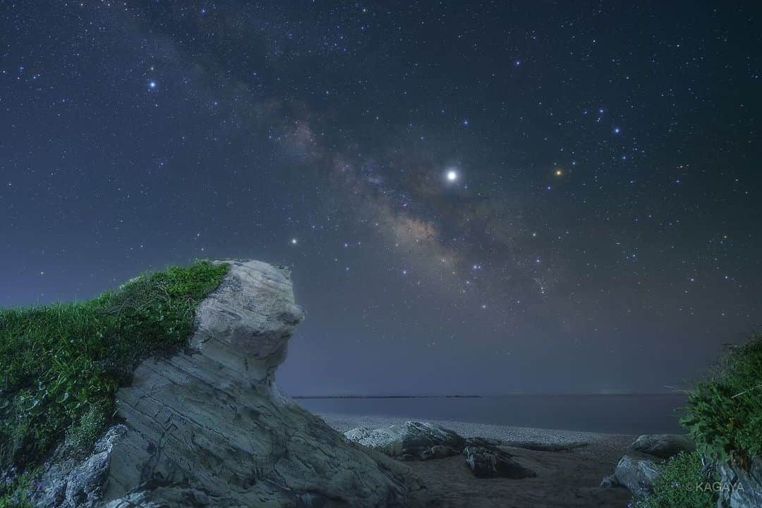 KAGAYAさんのインスタグラム写真 - (KAGAYAInstagram)「浜のむこうに天の川銀河の星々が輝き、 新生代の地層が街灯に青白く照らされていました。 まるで『銀河鉄道の夜』のプリオシン海岸のようで、その幻想的な光景に見とれました。 （本日未明、千葉県房総半島にて撮影） 今日もお疲れさまでした。明日からもおだやかな一週間になりますように。」5月12日 22時12分 - kagaya11949