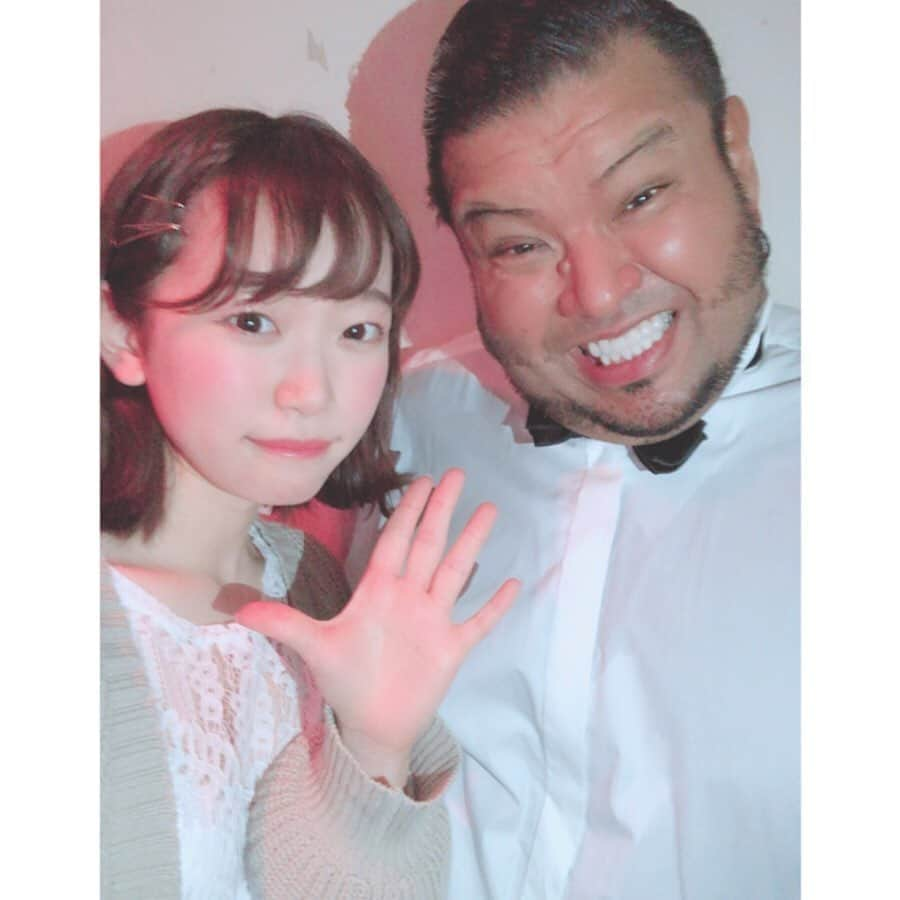 架乃ゆらさんのインスタグラム写真 - (架乃ゆらInstagram)「本日はFANZAアダルトアワードのゲストパフォーマンスに恵比寿マスカッツとして出演しました✨ アワードを生で見るのは初めてで、ノミネートされた女優さんはみなさんもう本当に本当にキラキラで素敵でした🥺  まず会場入りした瞬間に七沢みゃーちゃんがゆらちゃーん！！！！て走ってきてくれました！！！！！！(妖精さんが来たのかとおもった) メーカーが違うのでなかなか会う機会がないけどほぼ同期なのでノミネートされたと知ったとき自分のことのように嬉しかった☺️ そしてみるみるちゃん🌸誰とも被らない色のドレスを着た凛とした姿は本当にお姫様だった😭 同じマスカッツの粕谷まいまいちゃんもみるちゃんのファンなので3人で撮りました🐹🐹🐹 がんばってね！がんばろうね！って声を掛け合いながら。私たちはパフォーマンス側とノミネート側で立場が違うけどあの大きな舞台に立つのは同じなのでお互いに緊張をほぐしあってました☺️ 控え室ではこの後のライブと翌日のライブのことでみんな頭がパンク寸前だったのでギリギリまで確認！！お菓子も食べつつ確認！！！そういう時間が好きになりつつありますマスカッツに入ってから！ そしていよいよ本番！想像以上にたくさんのお客さんがライトを振ってくれたり応援してくれてとてもとても嬉しかった！！！！いつも励みになります。本当にありがとうございます🙇‍♀️💕 ここでちょっとしたサプライズ(?)があったのですが、なんと今回のアワードのMCを務めてくださっていたvjBooさんがかのらーさんだそうです😂😂😂 今までインスタにもコメントくださっていたんです！教えていただいてから知りましたがすごく丁寧なジェントルマンでした🥨これからもどうぞ架乃をごひいきによろしくお願いします🙇‍♀️🙇‍♀️ 終わってからは女優賞の発表があったので関係者席でこっそり見てました👀改めて見ると立派な舞台に負けないくらい輝いてる女優さんの姿に感動…！我らがリーダー市川さんも最高に素敵でした✨✨ ライブ中ではあるけどいっちーさんに感謝の気持ちを伝えられてよかったです！  さあ、いよいよ明日は恵比寿リキッドルームで #開幕ダッシュライブ ！！！！！！！！ 今回のライブはメンバーみんなで意見を出し合いながら作ったライブです。 時には意見がぶつかったりすれ違ったりすることもありますがそれはとっても大事な時間！ 恵比寿マスカッツに入って、こんな経験ができているのが本当に嬉しいです。 難しいことに取り組めるありがたさ！！ 絶対にマスカッツまだまだやるじゃん！って思わせたい！！！！ わたし、頑張ります！！！！ とりあえず今日は明日に備えてお肉を食べてさっさと寝ます😤😤🦴 おやすみなさい！！！！！！！！！」5月12日 22時22分 - kano__yura