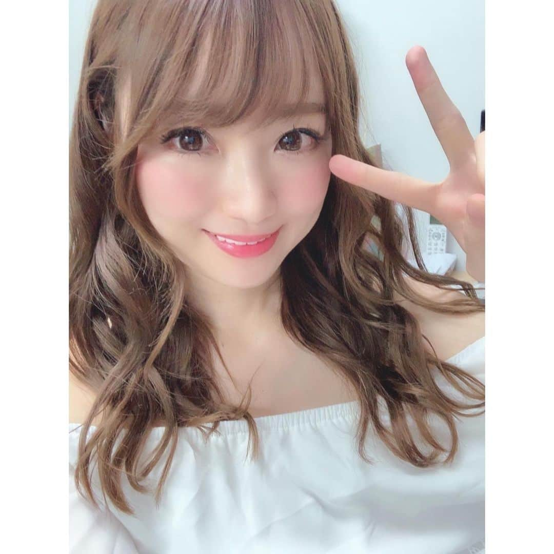 小越しほみさんのインスタグラム写真 - (小越しほみInstagram)「小越しほみ写真集発売記念イベント無事終了しました！ ・ 色んな地域から足を運んでくれたみんな本当にありがとう😢💓 ・ 全てが初めてのことで、どれくらい来てもらえるか、通常版よりちょっとお高めなプレミアム版写真集にみんな満足してくれるか... この日が来るまでずっとドキドキでしたが、沢山の方が駆けつけてくれて、みんな喜んでくれて、写真集を出せてこういったイベントが実現できて本当によかったなぁって思いました😭✨ ・ 一生に一度あるかないかの写真集発売、そして発売記念イベント、、 感動と感謝の気持ちでいっぱいです！！！ ・ 来月半ばに大阪でも発売記念イベント開催が決定したので、日程が決まったらすぐ報告しますのでぜひぜひお待ちしております☺️ ・ 忙しい中応援に来てくれたよっしーやえりぼんや友達にも感謝やぁ🥺🥺💕 ・ #小越しほみ #小越しほみ写真集 #seaforme #写真集発売記念イベント #写真集イベント #写真集 #トークショー #サイン会 #ありがとう #thankyou」5月12日 22時22分 - shihomi1129