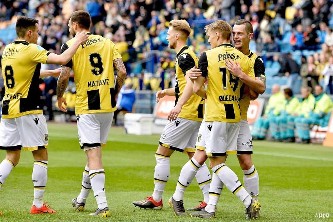 フィテッセさんのインスタグラム写真 - (フィテッセInstagram)「‪Hoeveel ♥️ voor de twee doelpuntenmakers, Vitessenaren?🙌🏼‬ ⠀⠀⠀⠀⠀⠀⠀⠀⠀ Half time: 2-0 ⠀⠀⠀⠀⠀⠀⠀⠀⠀ ⚽️ @odegaard.98 ⚽️ @thomasbuitink9 ⠀⠀⠀⠀⠀⠀⠀⠀⠀ #Vitesse #vitgra」5月12日 22時22分 - mijnvitesse