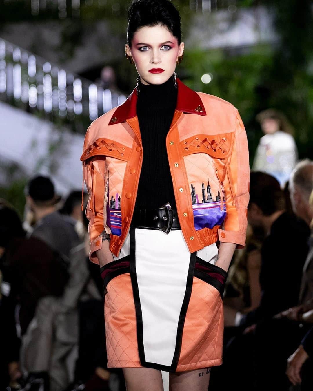 のインスタグラム：「#LVCruise A legendary skyline. Detail of a look from @NicolasGhesquiere’s latest #LouisVuitton collection presented at the TWA Flight Center in New York. Watch the show now at louisvuitton.com」
