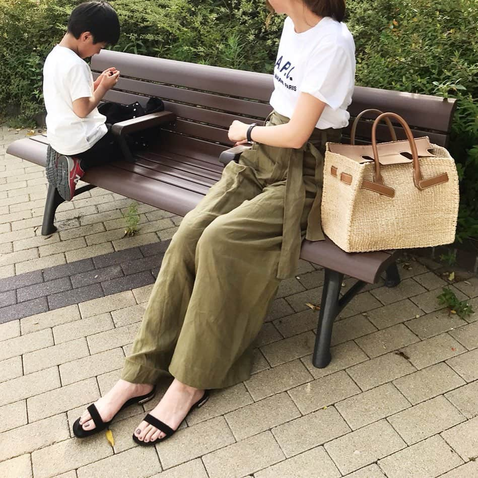 minminmaaaさんのインスタグラム写真 - (minminmaaaInstagram)「・ ・ コーデ記録🌟 ・ ・ ロゴT @apc_paris  リネンパンツ @zara #zara バッグ @sea_japan  時計 @klon_klon_klon  サンダル #baldan ・ ・ ・ アリに夢中な息子😂 ・ ・ 今日は母の日💐 パパと息子がプレゼント用意してくれてました🥰 ・ ・ うれしかったな💓 ・ ・ ・ #ママコーデ #ママファッション #プチプラコーデ#シンプルコーデ#コーディネート#着回しコーデ #大人カジュアル#お洒落さんと繋がりたい #ponte_fashion #locari #mamagirl #春コーデ#ワイドパンツ#ザラ#apc#アーペーセー #ロゴT#男の子ママ」5月12日 22時17分 - minminmaaa