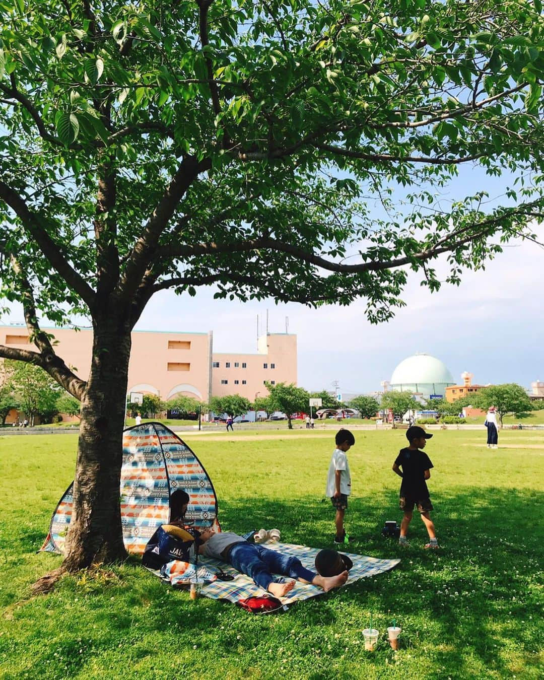 スザンヌさんのインスタグラム写真 - (スザンヌInstagram)「今日の公園はね ﻿ ﻿ さきちゃんに連れてってもらった﻿ #平成中央公園 ⛲️﻿ 水遊びできる場所もあるし﻿ 遊具もたくさんあるし﻿ バスケットゴール🏀もあるし﻿ トイレも近いし﻿ かき氷🍧も売ってるし﻿ ﻿ なにより広いっ🌈﻿ ﻿ はじめて行ったけど﻿ また絶対行きたい公園❤︎﻿ ﻿ 子どもたちも遊びまくって﻿ 疲れすぎて夜ご飯食べながら寝たよ🤤←ひさびさ。﻿ ﻿ 食べて力つきるまで遊んで食べてな﻿ 日曜日でした🙆‍♀️﻿ ﻿ 明日からまた頑張ろうねっ🌈﻿ ﻿ グランデサイズのラテがぶ飲みするくらい暑かった今日🌞﻿ ﻿ @dannyanne_official の肩リボンのシャツが涼しげで着心地よしでした🙆‍♀️」5月12日 22時17分 - suzanneeee1028