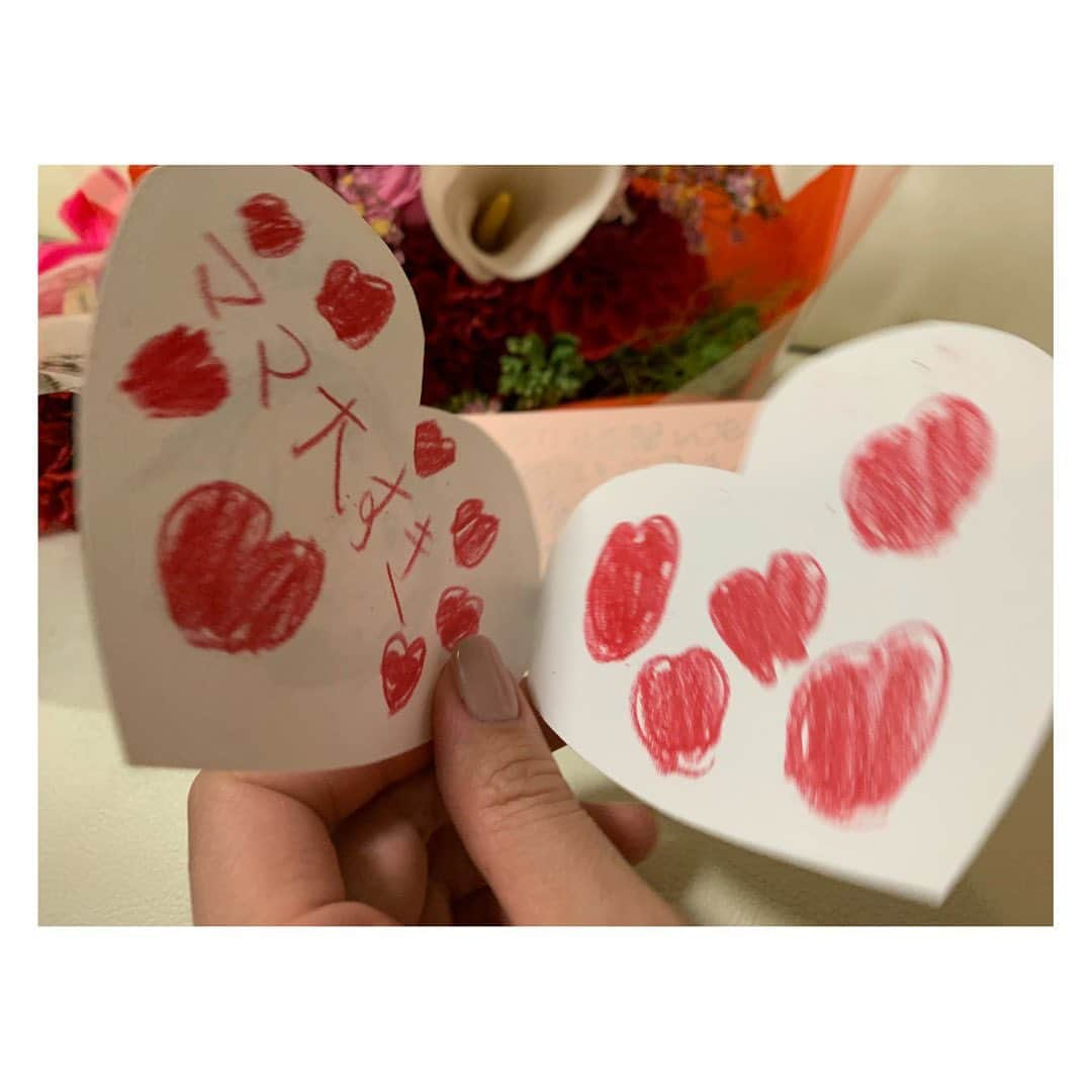 森田麻恵さんのインスタグラム写真 - (森田麻恵Instagram)「子供達と主人からの母の日🌹 それぞれ選んでくれたお花に手紙、キュンとした、嬉しい！！ Happy Mother's Day❤️ #mothersday #thankyou #forsons #flowers #bouquet  #mama #momlife #happy  #母の日 #あったかい気持ち #ありがとう #ママ #男の子ママ」5月12日 22時20分 - morita_mae