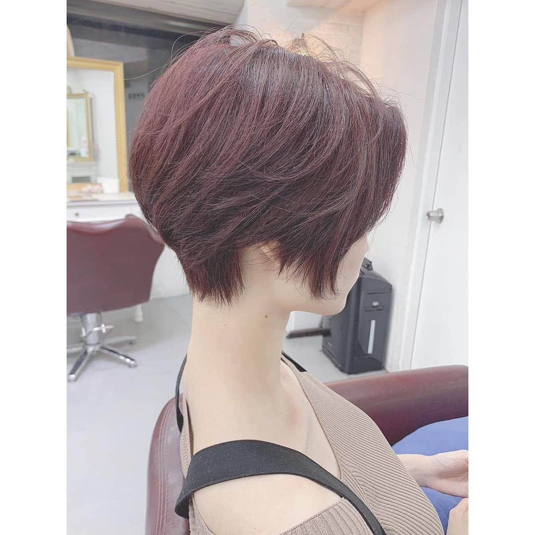 長澤愛さんのインスタグラム写真 - (長澤愛Instagram)「. . 髪の毛切ったよー！💇‍♀️✂︎ 襟足めちゃくちゃスッキリさせてもらった💡 . 理想のハンサムショートよりは まだまだ前髪とか短いけど、 やりたかった髪型にグッと近づきました😂❤️ . 大人っぽくなったかな？(´-`) .｡oO . 色も抜けまくってたから バイオレットとかピンク系の 暖色系でカラーしてもらったよ🌈 . 鈴木さん、急にお願いしたのに いつも完璧なヘアメンテをありがとうございます🙏✨ . いつものストレートスタイルは また今度 写真撮ったら載せます〜☺️💡 巻いてセットしてもらった完成形の写真をひとまず◎ . #首の長さがとても強調されました . . #ハンサムショート #ヘアカット #ヘアチェンジ #hair #hairstyle #shorthair #ショート #ショートヘア #ショートカット #ショートボブ #ヘアスタイル #haircolor #ヘアカラー #暖色系カラー #バイオレット #バイオレットアッシュ #ラベンダーアッシュ #ショート女子 #大人可愛い #美容室 #サロンモデル #サロモ」5月12日 22時30分 - mnm_11.7