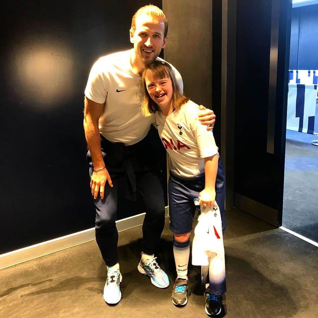 ハリー・ケインのインスタグラム：「Amazing to meet Ella before today’s game. So positive and happy! Inspiring. #COYS」