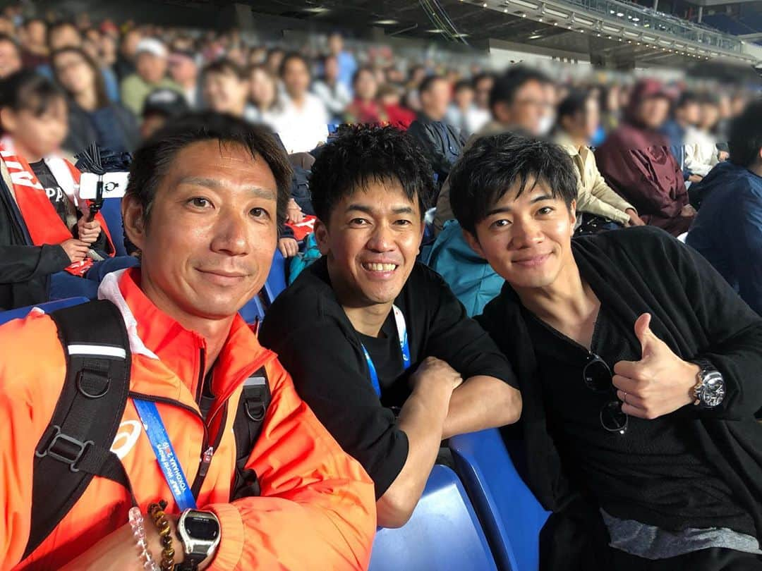 和田正人さんのインスタグラム写真 - (和田正人Instagram)「#世界リレー 観戦！！たまたま来ていた #武井壮 パイセンと、日本大学陸上競技部時代の同期であり、日本人2人目の100m9秒台を出したばかりのサニブラウンの高校時代の指導者でもある #山村貴彦 。最高に盛り上がった！！目の前にいるジャスティン・ガトリンに大興奮！！アクシデントにも屈せず見事に決勝進出を果たした #藤光謙司 を始めとする4×200mメンバー！！そして4×100mリレーで強豪アメリカを僅差で破ったブラジル！！日本は出られなかったけど、それでも大満足な観戦でした！！やっぱり陸上競技が好きなんだなーと改めて実感。東京五輪、絶対に生観戦するぞ！！」5月12日 22時30分 - daaaaaawaaaaaa