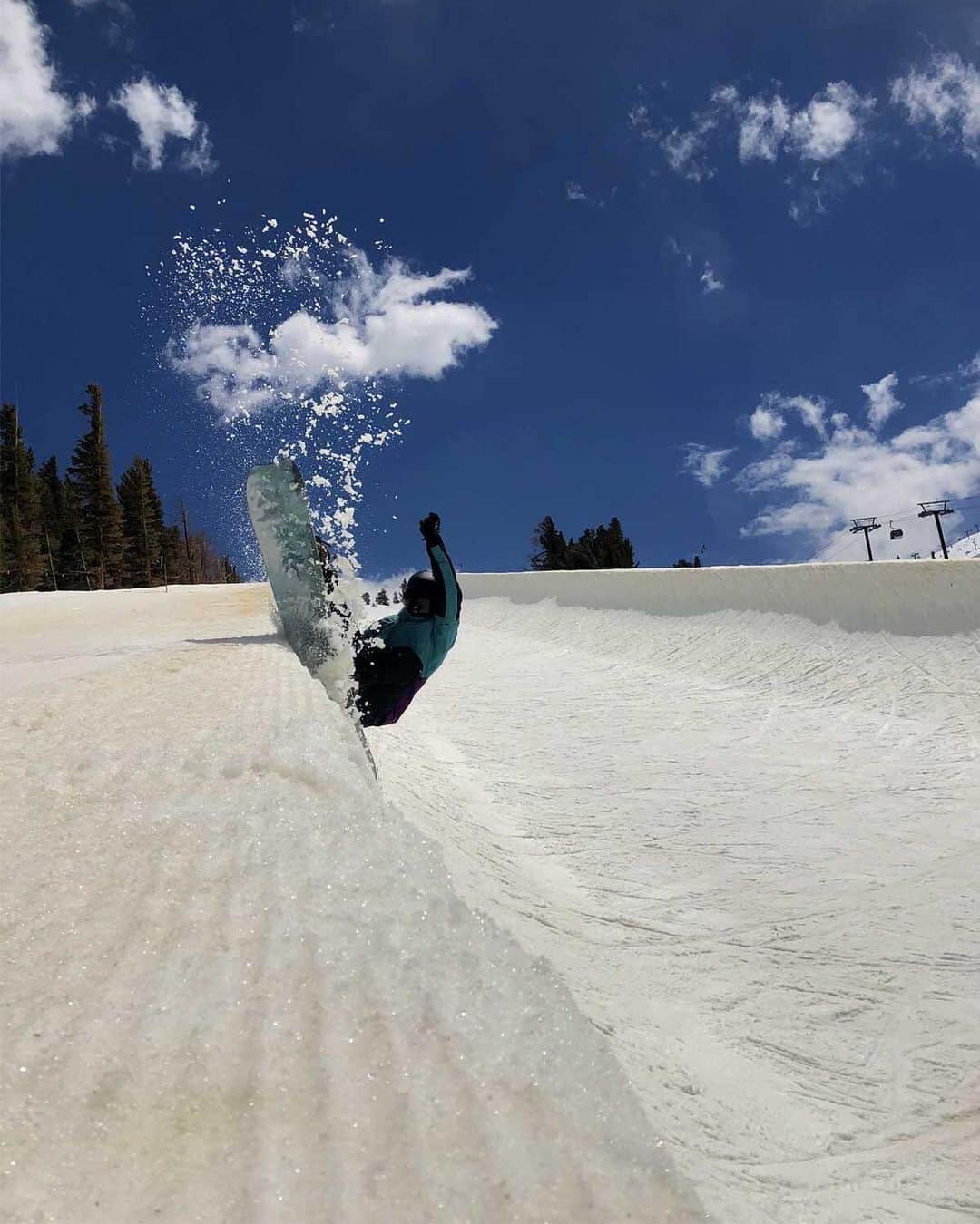 のインスタグラム：「@thekellyclark sending the slush straight back into the atmosphere. #RidingIsTheReason」
