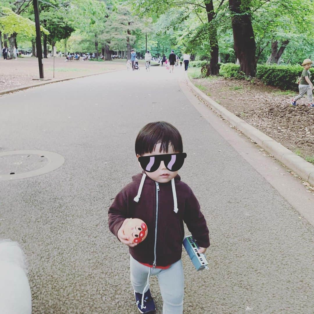 安田美沙子さんのインスタグラム写真 - (安田美沙子Instagram)「今日は、お仕事終わりに代々木公園へ。。。 沢山走り回って欲しかったけど、まずお昼寝💤 そしてバラ園を散歩したり、はんなとわんちゃんと触れ合ったり🐶✨ そしてなんとなく気付いたのが、 はまってる山手線のプラレールを離さない。息子くん、パパにそっくりでインドア派だ！！ お家帰ったら、生き生きしてプラレールしてました。笑  #instagood #boy #24monthsold #プラレール #アンパンマン #足が柔らかい」5月12日 22時23分 - yasuda_misako