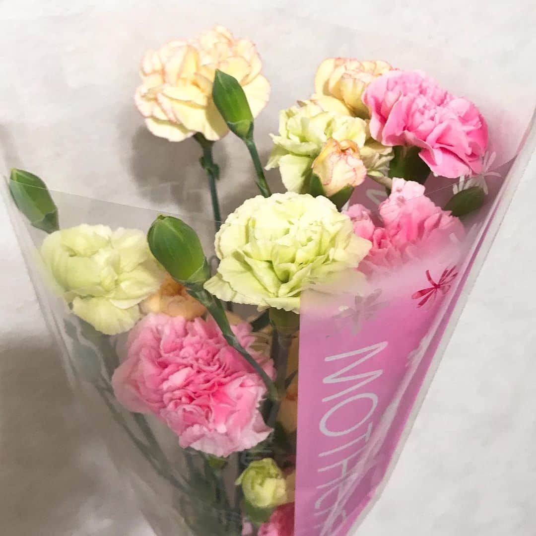 米倉れいなのインスタグラム：「, 「いつもありがとう」 って恥ずかしくて言えなかった。 #母の日 #カーネーション #サンクトガーレン #湘南ゴールド #ビール #bellemare」
