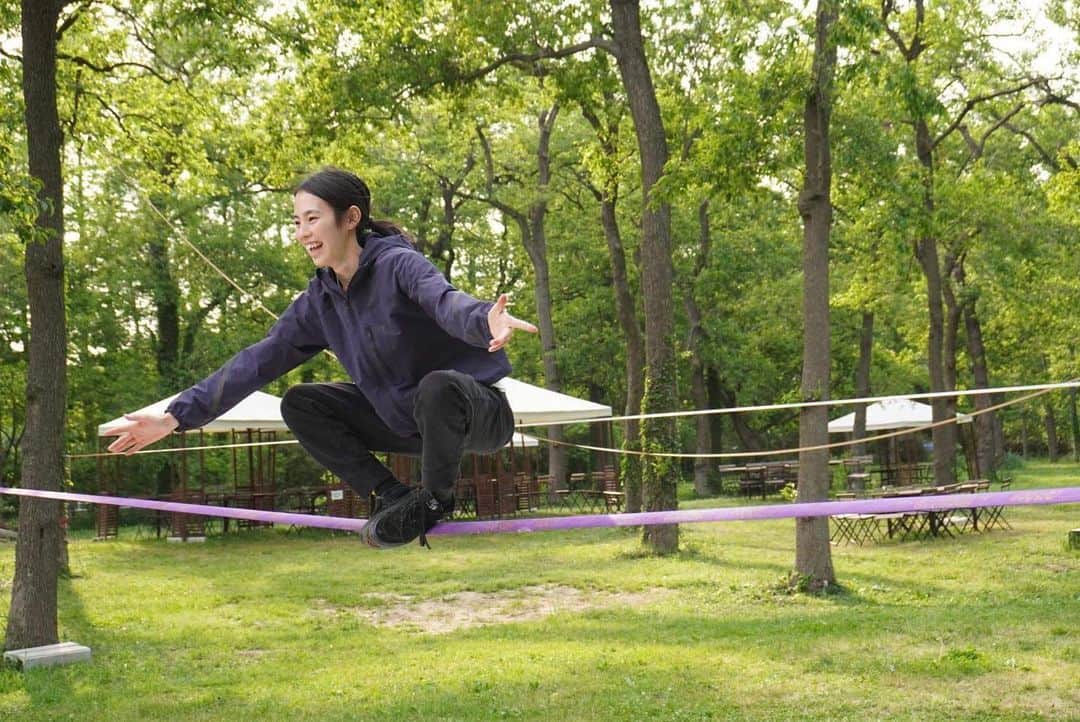 福田恭巳のインスタグラム：「まだぎこちないSoul food😅 I had a very enjoyable weekend!! #スラックライン #slackline #slacklife #赤ちゃんのいる生活 #女の子ママ #産後ママ #スラックラインヨガ #yogaslacker #yoga #バランス #福田恭巳 #yukimi #champion #cpfu #gibbonslacklines #産後スラックライン」