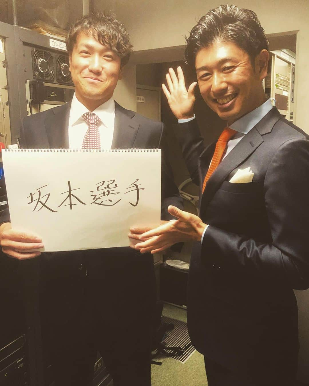 高橋大輔さんのインスタグラム写真 - (高橋大輔Instagram)「読売ジャイアンツ対東京ヤクルトスワローズ  TOKYOシリーズ3連戦・第3戦  レジェンズシート初登場‥  鉄腕セットアッパー！山口鉄也さん^ ^  あんなに凄い成績を残された、超一流選手なのに‥とても素敵な人柄！  周りの方にも気を配っていらっしゃって、決して偉ぶる事もなく、良い意味で、とても普通‥ちゃんとされている方でした！  当然と言えば当然の事ですが‥  仕事でご一緒させていただくOBの方々は、その人柄に触れて更にファンになってしまう事がとても多いです！！！ #読売ジャイアンツ#ジャイアンツ#tokyogiants#巨人#スタジアムDJ#ジャイアンツ応援MC#レジェンズシート#東京ドーム#山口鉄也さん#高橋大輔#髙橋大輔」5月12日 22時34分 - daisuke_72