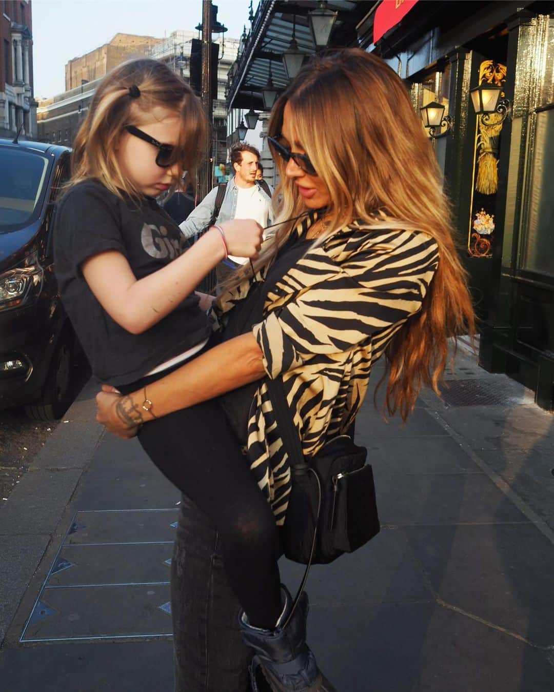 ルー・ティーズデールのインスタグラム：「Happy Mother’s Day 🌎 love from Lou & Lux ❤️」