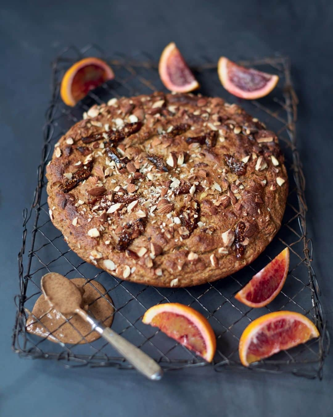 ジェイミー・オリヴァーさんのインスタグラム写真 - (ジェイミー・オリヴァーInstagram)「Just added this recipe to my website...figgy banana bread with blood orange & nut butter from Everyday Super Food!  This beautiful bread is full of the good stuff and uses the natural sweetness of figs rather than adding sugar. Brilliant stuff. #BananaBread」5月12日 22時36分 - jamieoliver