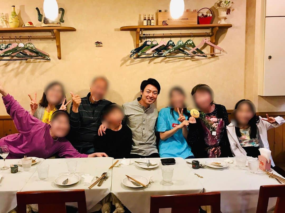 信濃岳夫さんのインスタグラム写真 - (信濃岳夫Instagram)「‪今日は母の日という事で久しぶりに地元に帰り、家族とご飯。‬ ‪良い時間でした。‬ ‪しかし、姪っ子がNMB48の白間美瑠さんの大ファンだと言っていたので、数回現場が同じになった事ぐらいしかないのに、姪っ子に尊敬されたくて 「俺めっちゃ仕事した事あるで！」 って嘘をついてしまいました。‬ ‪姪っ子の「すごーい！！」は忘れません…。‬」5月12日 22時41分 - takeoshinano