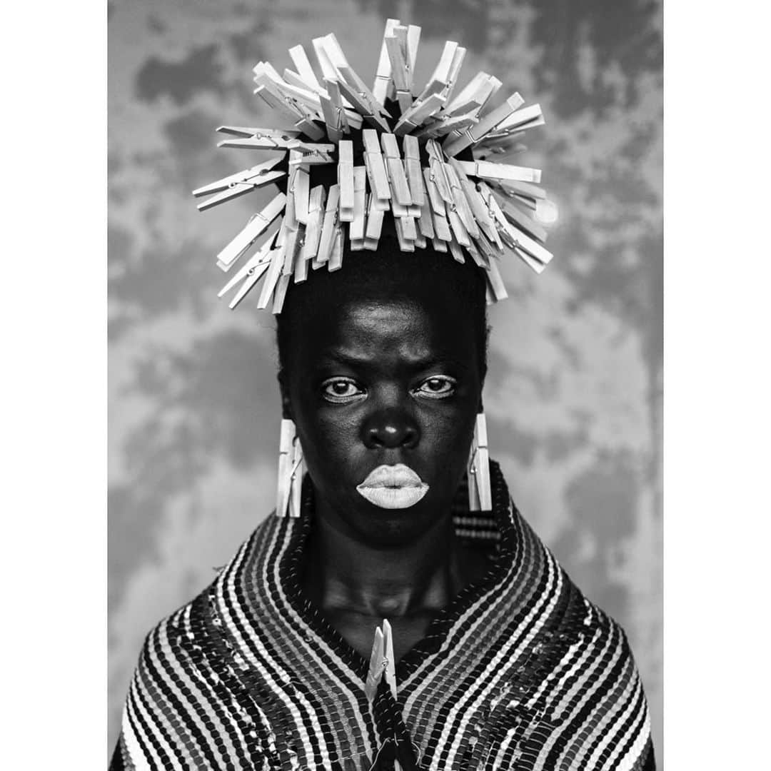 テート・ギャラリーさんのインスタグラム写真 - (テート・ギャラリーInstagram)「South-African non-binary visual-activist #ZaneleMuholi is rewriting visual history and challenging the way we think about art. Their work is bold and confrontational but also tender and loving, from self-portraits that explore themes of blackness and self-hood, to intimate photographs of LGBTQI+ people of colour.  Together with WePresent, we're telling the stories of some of the world's most powerful artists, and in our most recent article we uncover the richness of Muholi's practice – from empowering communities to celebrating the beauty of black skin. Read the article by clicking the link in today's bio.  Zanele Muholi, Bester I, Mayotte & Bona, Charlottesville 2015.」5月12日 22時43分 - tate