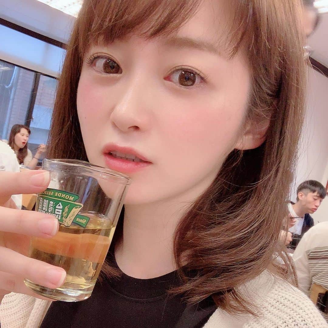 のインスタグラム：「まだまだ続くよ台湾グルメ❗  めっちゃ吟味して選んだお店たちだからみんなの参考になったら嬉しいな😆️ㅤㅤㅤㅤㅤㅤㅤㅤㅤㅤㅤㅤㅤ 📝 #雲南人和園 言わずと知れた、グリーンピーススープの有名店。ここは予約サイトのグルヤクでの予約が絶対おすすめ❗️キノコの揚げたやつはビール泥棒だった🍺 この日は生の筍のお刺身があって台湾マヨネーズと共に楽しめた💪 ㅤㅤㅤㅤㅤㅤㅤㅤㅤㅤㅤㅤㅤ 📝#SmoothieHouse のマンゴーかき氷❗️大人気店だけど、この日寒すぎて空いてた❗️そもそも氷がミルク味でマンゴーと溶け合う濃厚さ😍 ㅤㅤㅤㅤㅤㅤㅤㅤㅤㅤㅤㅤㅤ 📝#愛玉之夢遊仙草 のタピオカ入りのゼリーと豆花。これは台湾の友達イチオシでこの前も食べたけどもう一回。コーヒーゼリーみたいな感じで。あったかいのもイケる😚 ㅤㅤㅤㅤㅤㅤㅤㅤㅤㅤㅤㅤㅤ 📝#明月湯包 鼎泰豊大人気だけど、普通に1時間待ちらしくて（鼎泰豊は前に食べたことあるし）今回はこちらへ！超ローカルな雰囲気だけど味は一級🙂蟹や海老入り小龍包がおすすめ😋 ㅤㅤㅤㅤㅤㅤㅤㅤㅤㅤㅤㅤㅤ あとはとにかくビールが安いから。瓶300円くらいだし、ひたすら飲みまくりました🥺うちの母は、私の母だけあって、物凄く食べて飲めるので心強い味方‼️ #このビールグラス可愛くて購入 #台湾 #親子旅 #ラーメン #らーめん #拉麺 #라면#ramen#noodle  #つけ麺 #まぜそば #汁なし #麺 #麺活 #ラーメン巡り #ラーメンインスタグラマー #麺スタグラム #rameninstagramer  #travel #foodie #グルヤク #kkday #taipei #travel」